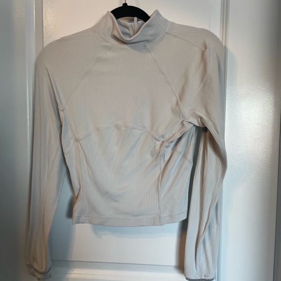 Lululemon cream crop top - Size 8 - Picture 2 of 2